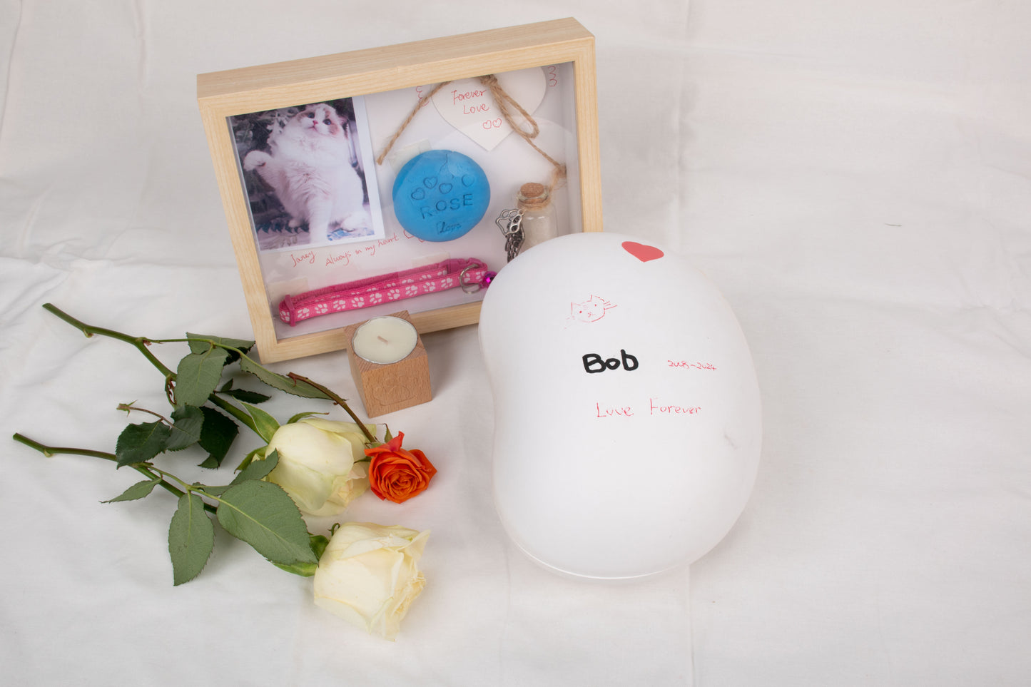 Biodegradable seed shaped pet urn for soil or water burial. Writable surface for messages. Decomposes naturally within 45 days. Eco friendly pet memorial.
