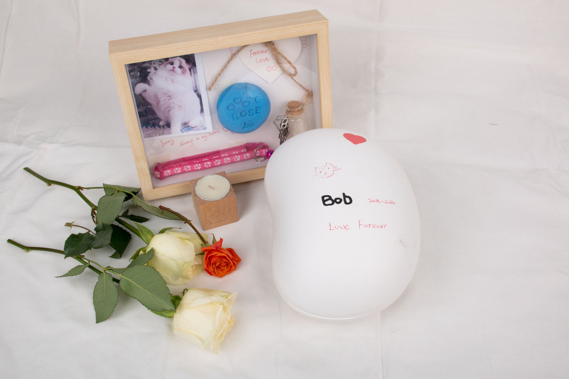 Biodegradable seed shaped pet urn for soil or water burial. Writable surface for messages. Decomposes naturally within 45 days. Eco friendly pet memorial.
